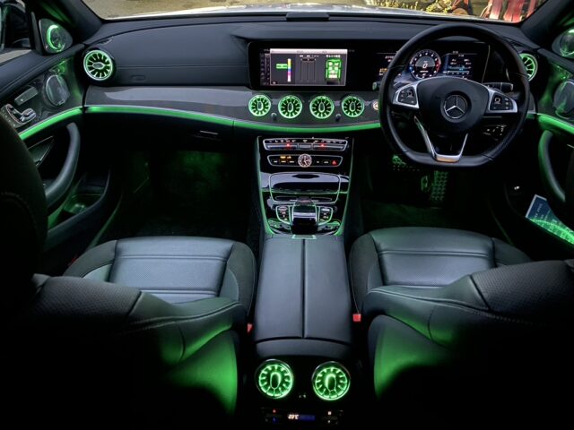 メルセデス・ベンツ E43AMG (W213) アンビエントライト 連動エアコン