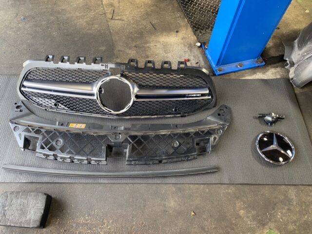 メルセデス・ベンツ A35 AMG（W177）グリル交換 - 自動車整備専門 東京