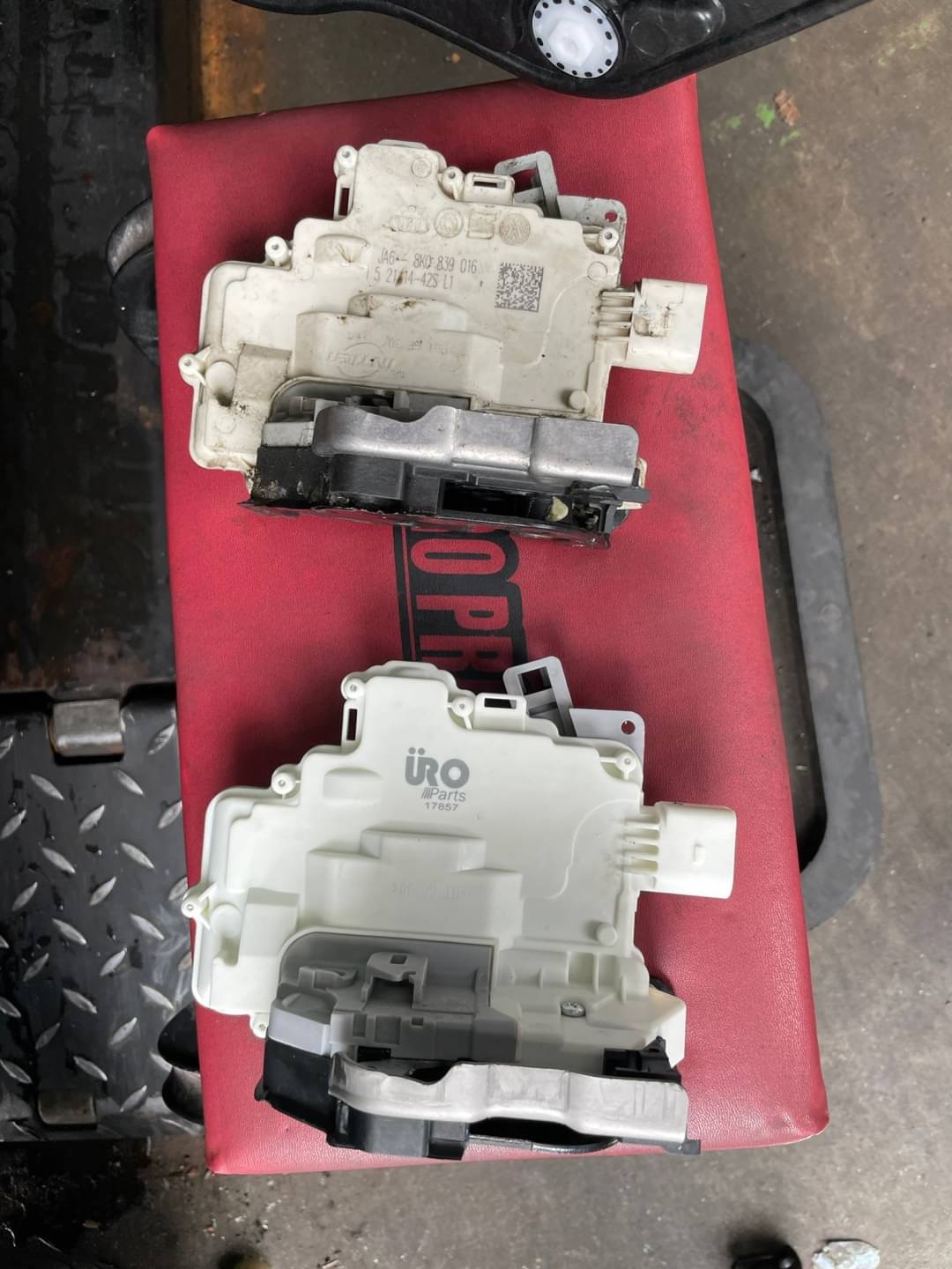 ポルシェ カイエン 958 ドアロックアクチュエーター交換 - 自動車整備