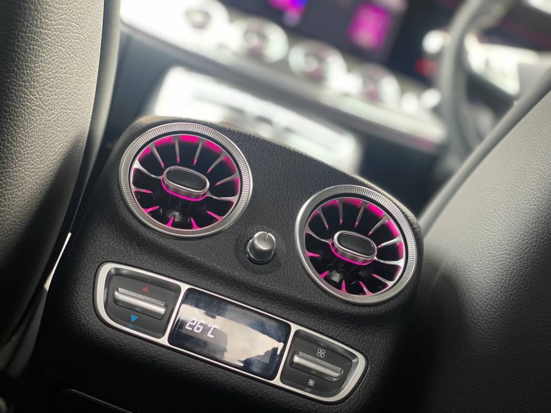 メルセデス・ベンツ Eクラス W213 前後アンビエント連動エアベント取付