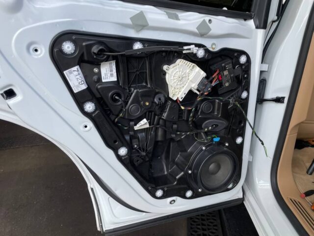 ポルシェ カイエン958 ドアロックアクチュエーター交換 - 町田の輸入車