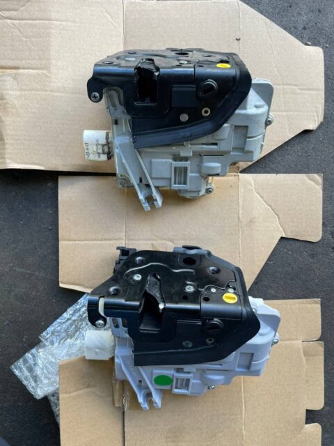 ポルシェ カイエン958 ドアロックアクチュエーター交換 - 自動車整備