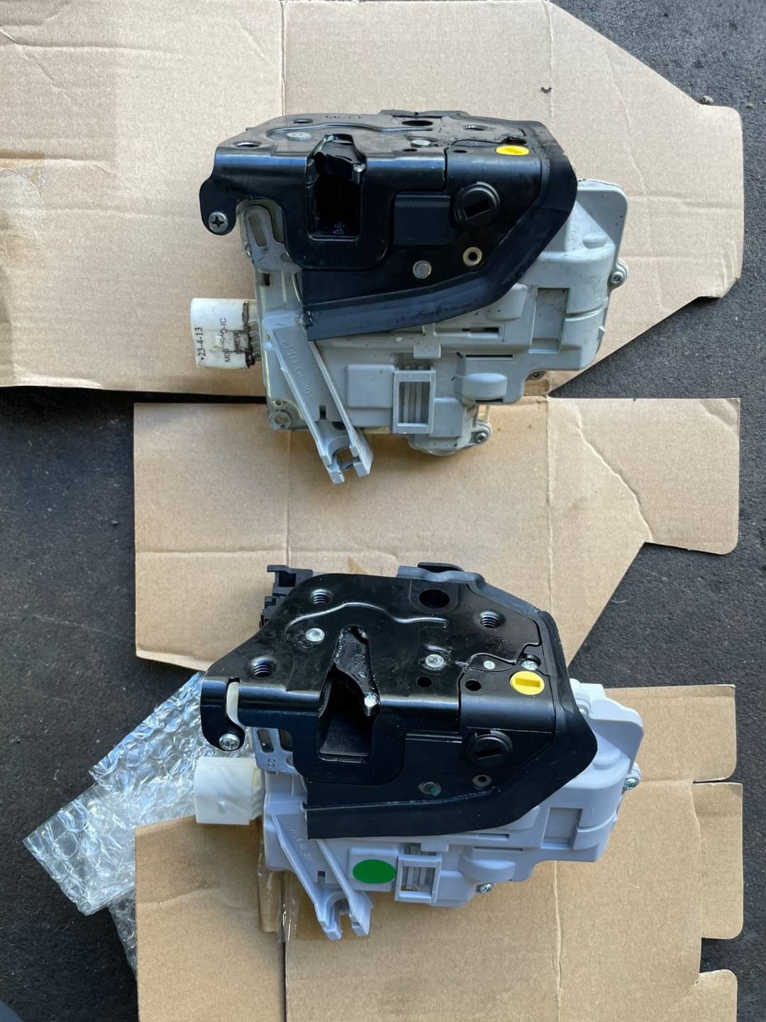 ポルシェ カイエン958 ドアロックアクチュエーター交換 - 自動車整備