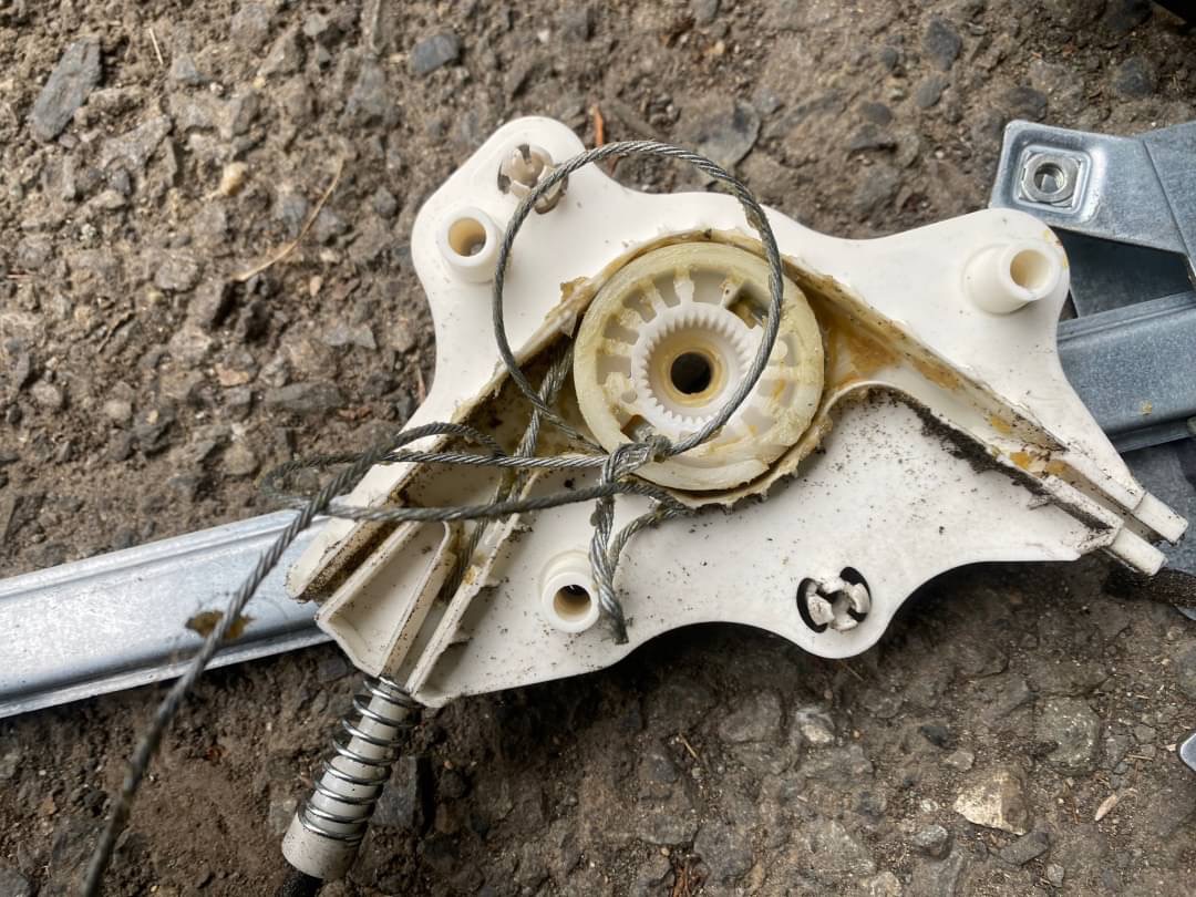 メルセデス・ベンツ Gクラス W463 パワーウィンドウレギュレータ交換