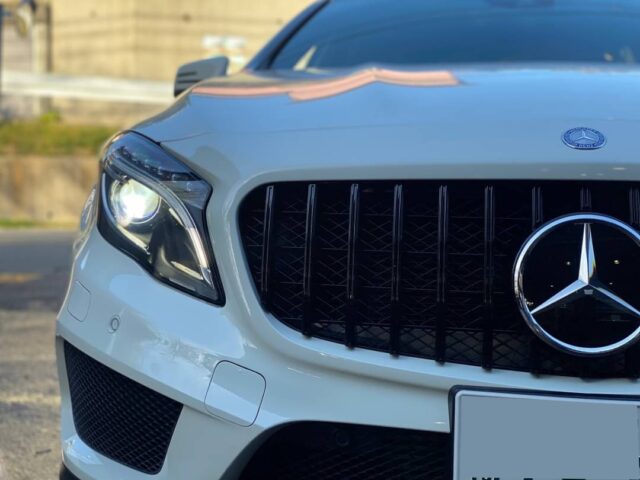 メルセデス・ベンツ GLA X156 パナメリカーナグリル取付 - 自動車整備
