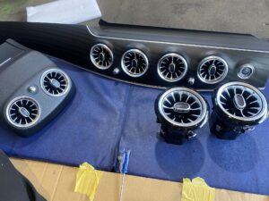 ベンツ Eクラス (W213) アンビエントライト連動エアコン吹き出し口前後