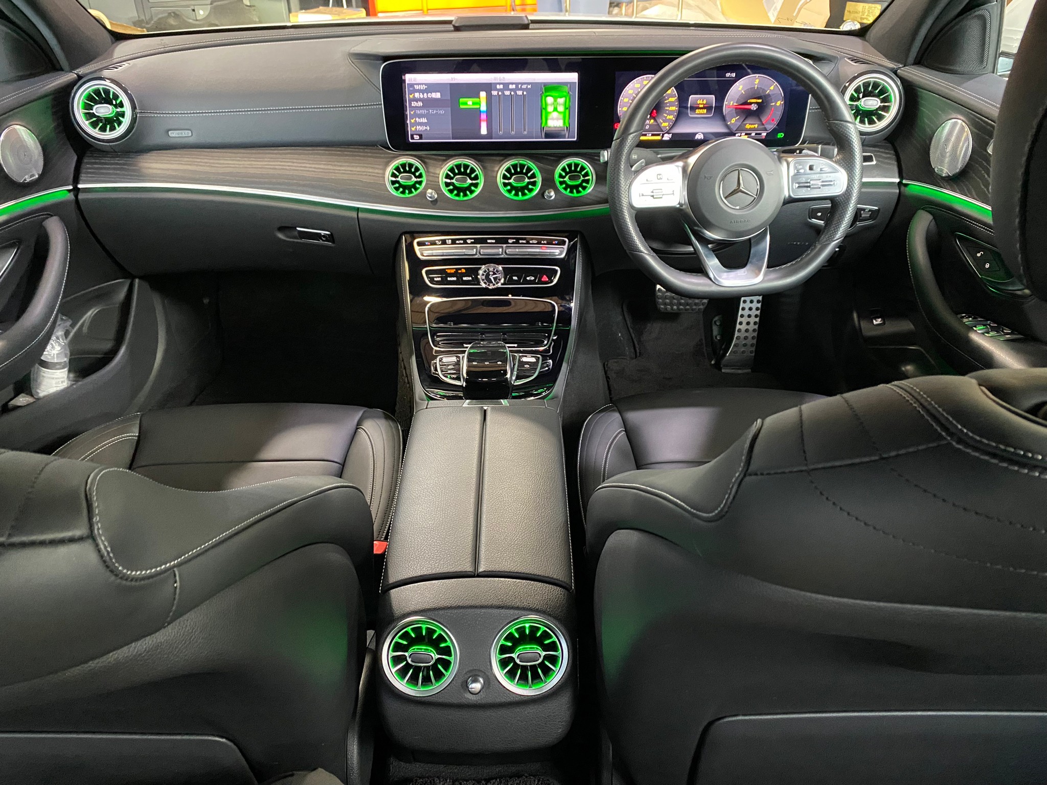 ベンツ Eクラス (W213) アンビエントライト連動エアコン吹き出し口前後